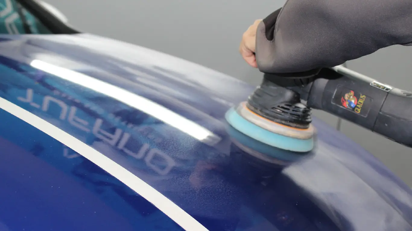 Detailing auto